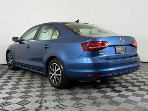 Used 2017 Volkswagen Jetta SE image 3