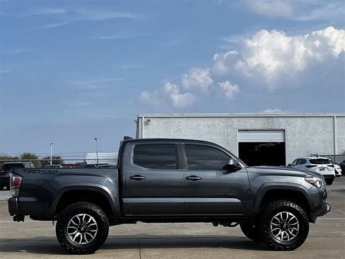 Used 2020 Toyota Tacoma TRD Sport image 3