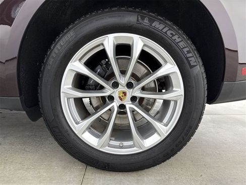 Certified 2025 Porsche Macan image 14