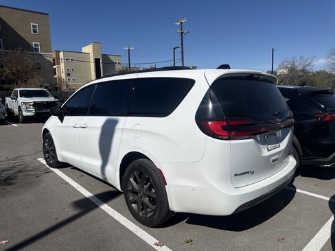 Used 2023 Chrysler Pacifica Limited w/ S Appearance Package image 3