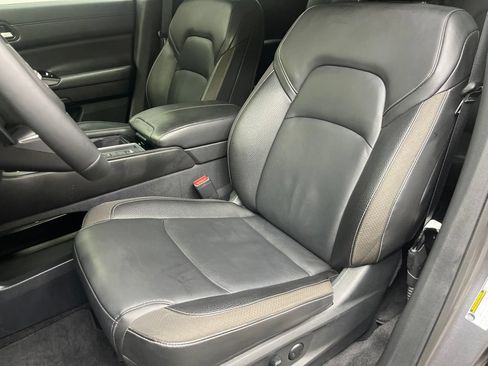 Used 2025 Nissan Pathfinder SL FWD image 19