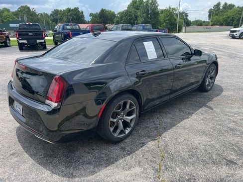 Used 2022 Chrysler 300 Touring w/ Sport Appearance Package RWD image 5