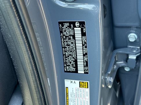 Used 2024 Toyota Prius LE FWD image 31