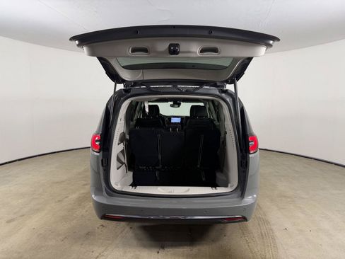 Used 2023 Chrysler Pacifica Touring-L AWD/4WD image 9