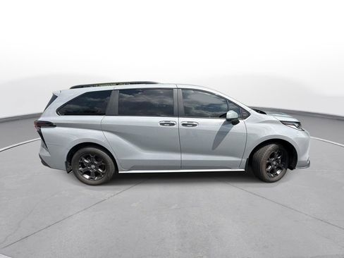 Used 2025 Toyota Sienna XLE Woodland Edition AWD/4WD image 5