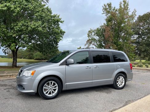 Used 2019 Dodge Grand Caravan SXT image 1