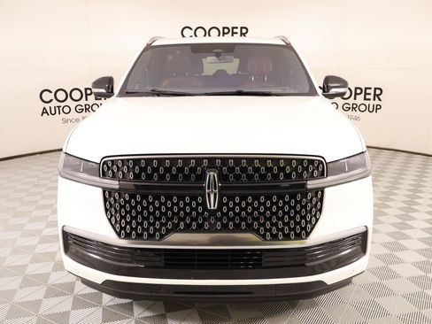 Used 2025 Lincoln Navigator L Reserve AWD/4WD image 10