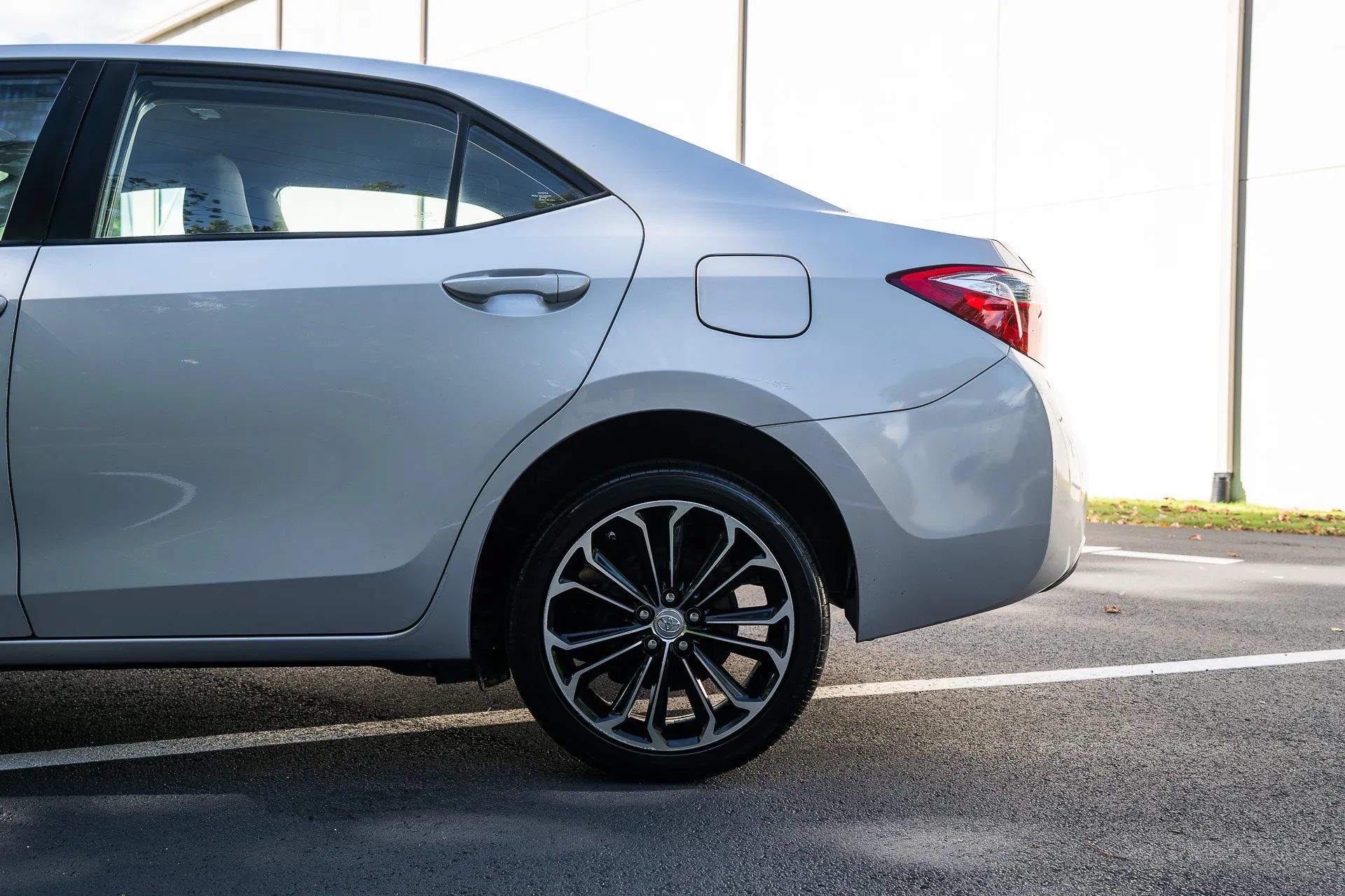 Used 2016 Toyota Corolla LE FWD image 5