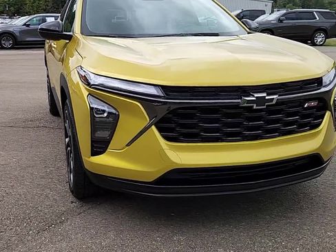 Used 2024 Chevrolet Trax RS w/ Sunroof Package image 2