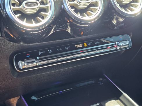 Used 2021 Mercedes-Benz GLB 250 w/ Premium Package image 39