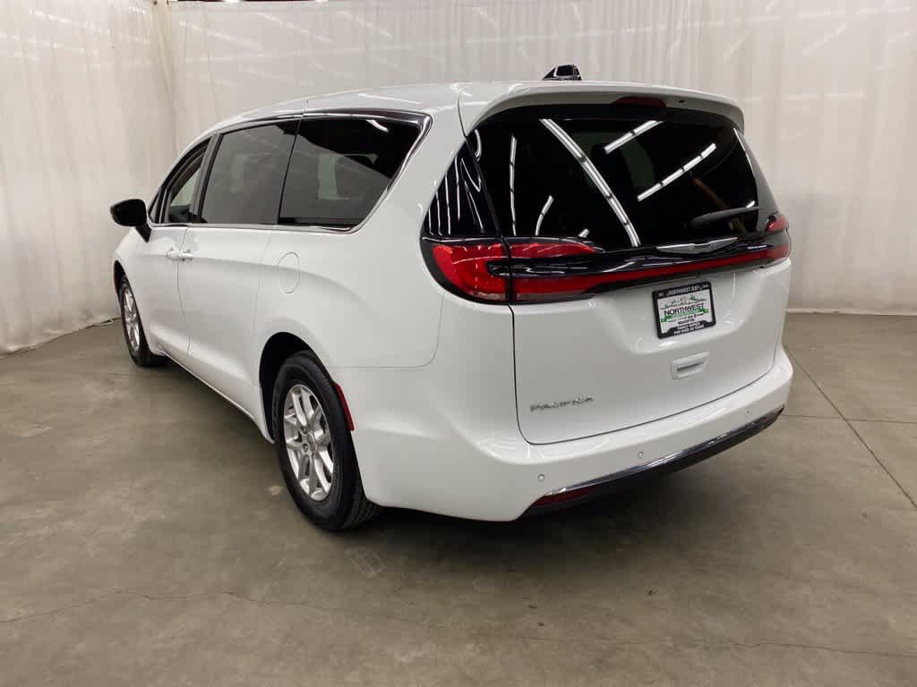 Used 2024 Chrysler Pacifica Touring-L FWD image 4