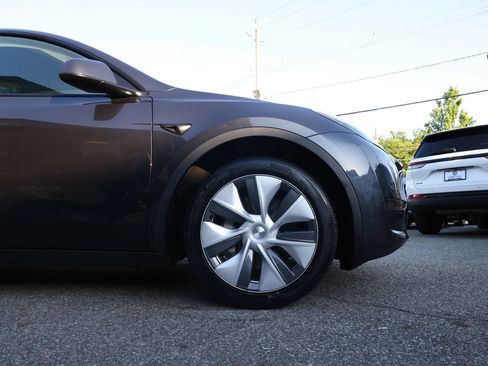 Used 2024 Tesla Model Y Long Range AWD/4WD image 17