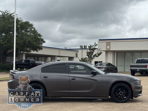 Used 2016 Dodge Charger SXT w/ Plus Group RWD image 3