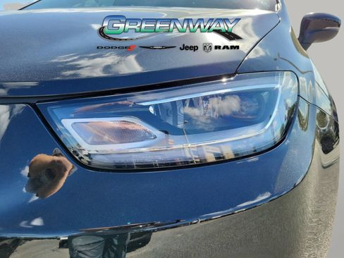 Used 2023 Chrysler Pacifica Touring-L FWD image 5