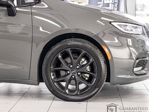 Used 2025 Chrysler Pacifica Limited FWD image 11