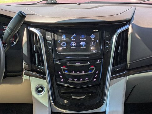 Used 2017 Cadillac Escalade Luxury RWD image 15