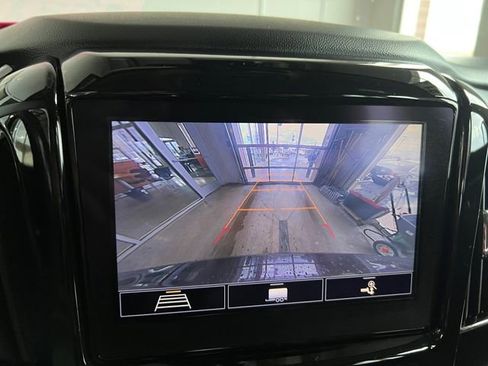 Used 2021 Chevrolet Traverse LT image 25