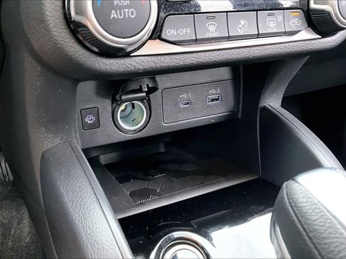 Used 2025 Nissan Versa SR w/ Trunk Package image 31