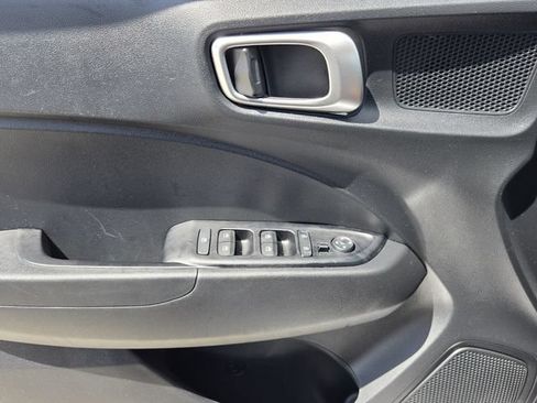 Used 2025 Hyundai Venue SE FWD image 24