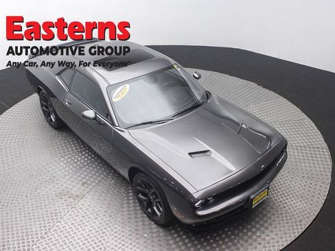 Used 2022 Dodge Challenger SXT w/ Driver Convenience Group RWD image 3