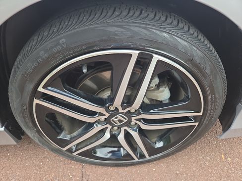 Used 2017 Honda Accord Touring image 9
