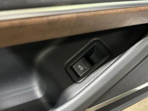 Used 2021 Audi A8 L 4.0T w/ Luxury Package image 33