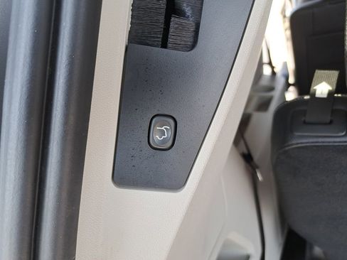 Used 2016 Chrysler Town & Country Touring w/ Driver Convenience Group image 15