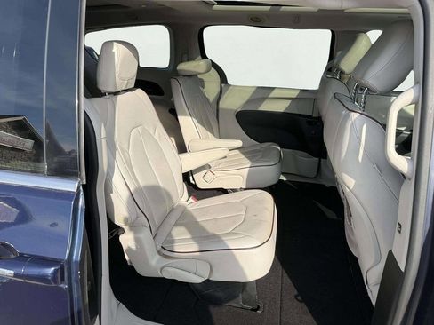 Used 2017 Chrysler Pacifica Limited w/ Tire & Wheel Group image 14