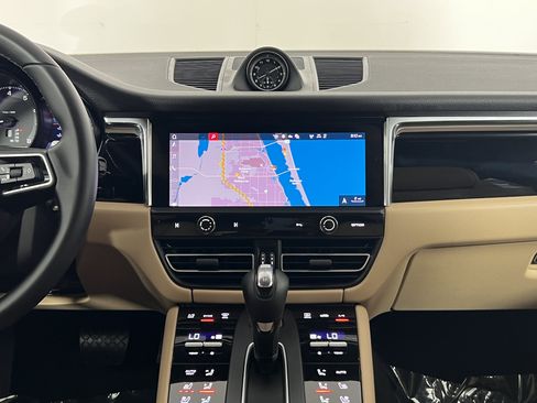 Certified 2026 Porsche Macan AWD/4WD image 19