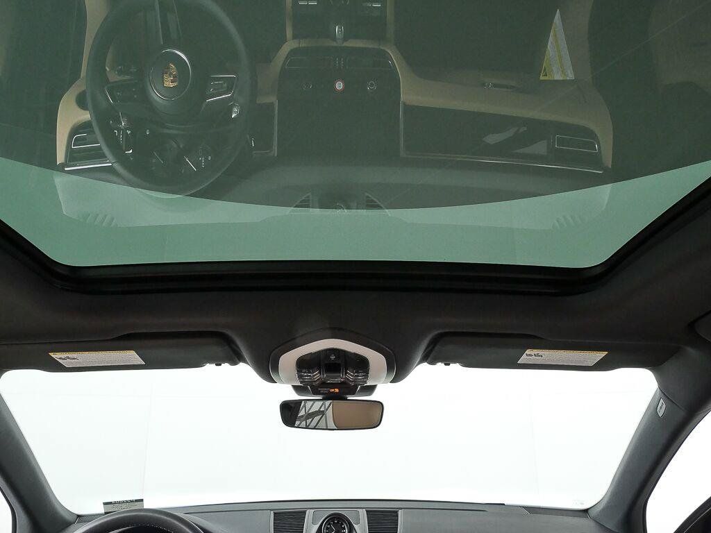 Certified 2026 Porsche Macan AWD/4WD image 19