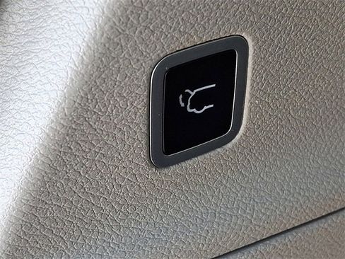 Used 2024 Chrysler Pacifica Touring-L image 24