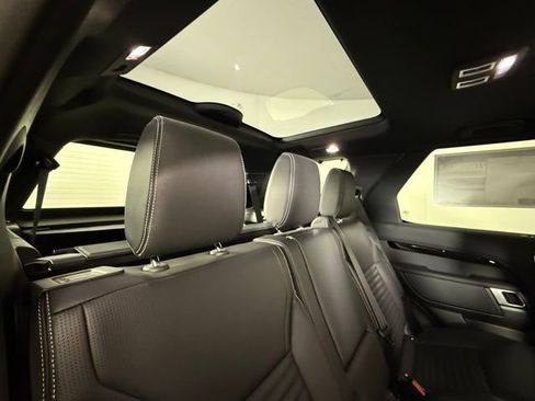 Certified 2025 Land Rover Discovery S image 30
