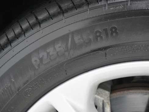 Used 2018 Ford Taurus SE image 24