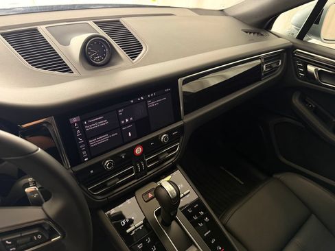 Certified 2026 Porsche Macan AWD/4WD image 18