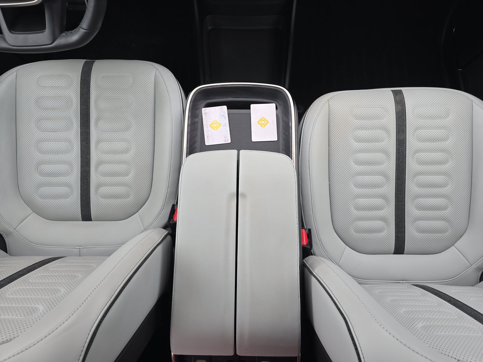 Used 2024 Rivian R1S Adventure Dual AWD/4WD image 31