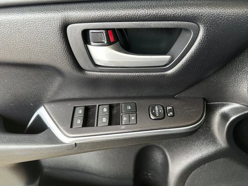 Used 2017 Toyota Camry SE image 11