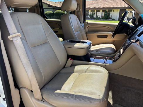 Used 2012 Cadillac Escalade ESV Luxury AWD/4WD image 21