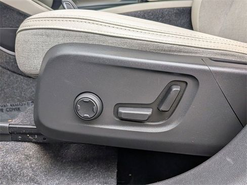 Used 2020 Volvo XC40 T4 Momentum image 13