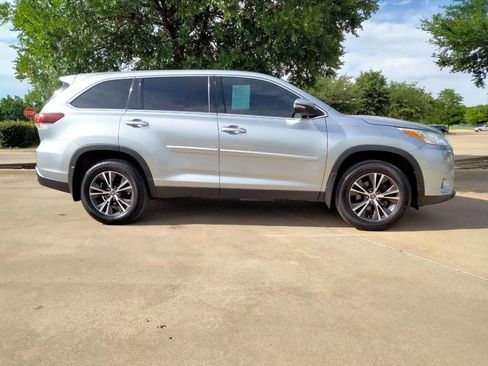 Used 2019 Toyota Highlander LE image 4