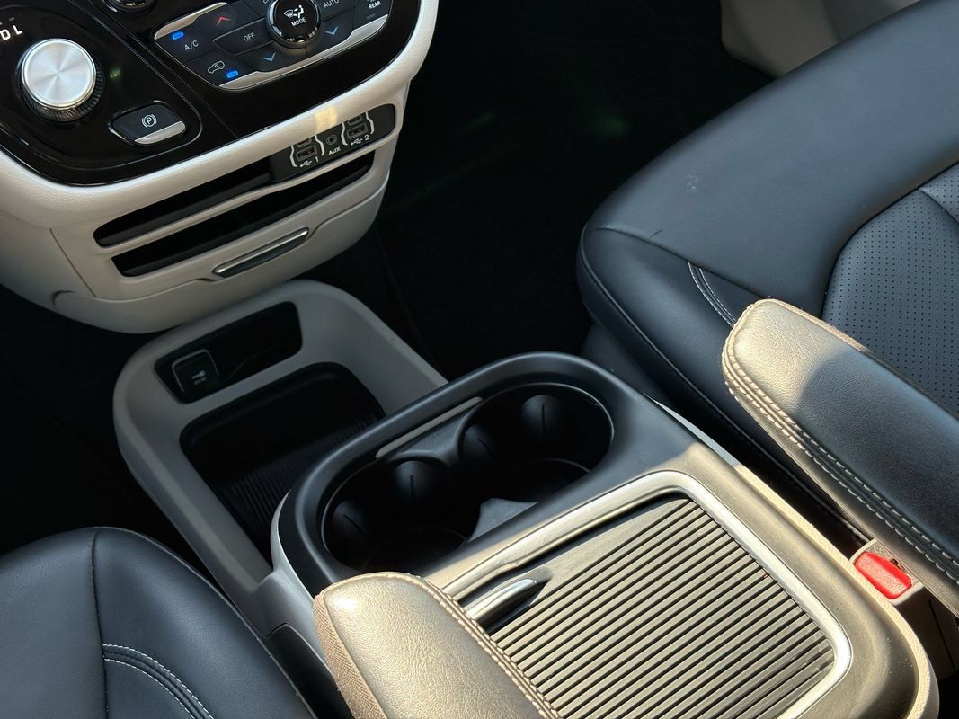 Used 2024 Chrysler Pacifica Touring-L FWD image 15