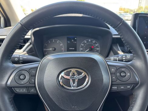 Used 2025 Toyota Corolla Cross LE image 28
