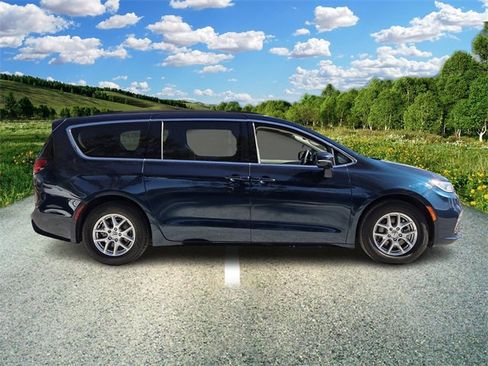 Certified 2022 Chrysler Pacifica Touring-L image 7