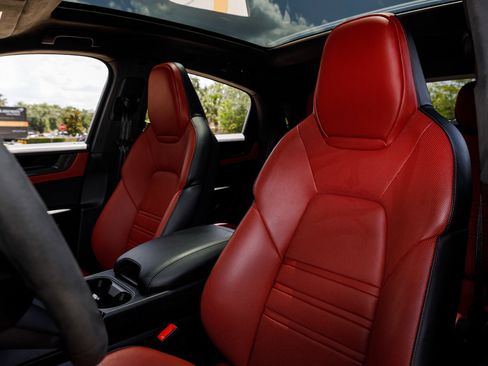Used 2025 Porsche Cayenne GTS AWD/4WD image 44