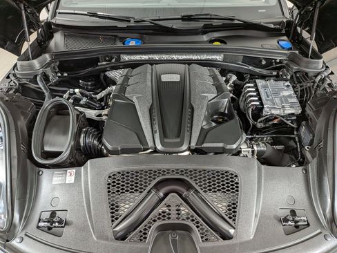 Certified 2025 Porsche Macan S AWD/4WD image 26