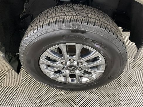 Used 2025 Toyota Tacoma Limited image 11