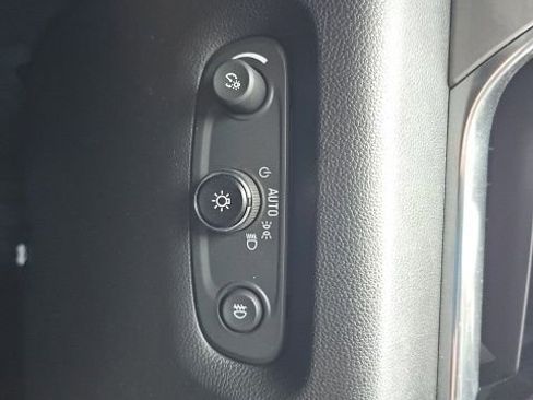 Used 2021 Chevrolet Traverse LT image 41