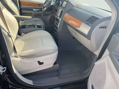 Used 2008 Chrysler Town & Country Limited w/ Entertainment Group #3 FWD image 6
