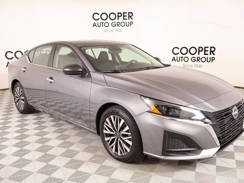 Used 2024 Nissan Altima 2.5 SV image 1