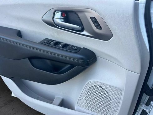 Used 2019 Chrysler Pacifica Limited FWD image 6