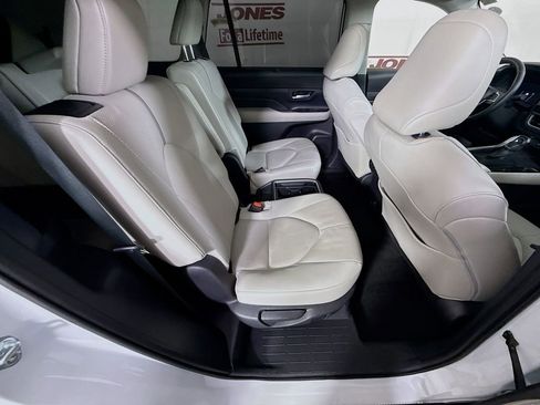 Used 2024 Toyota Grand Highlander AWD image 32